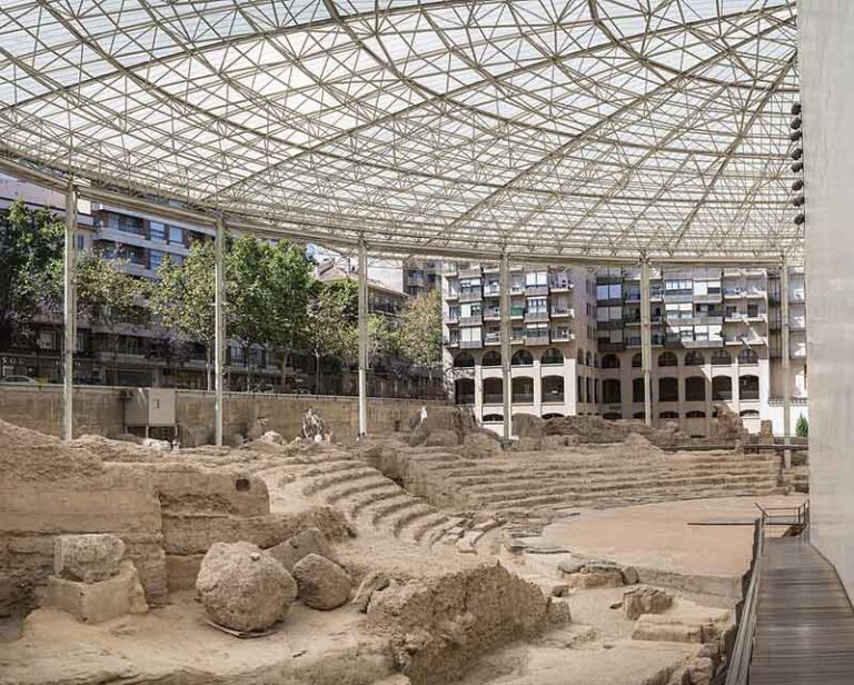 Monumental Walking Tour in Old Town of Zaragoza Roma theater