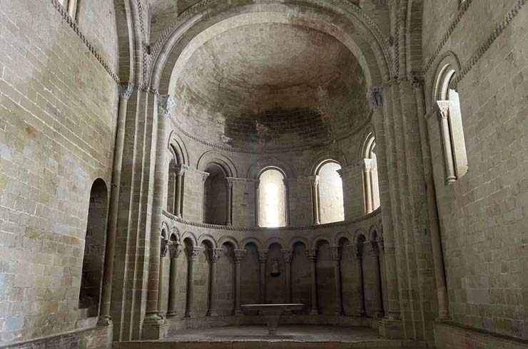 Interior de la iglesia románica de San Pedro en el Castillo de Loarre