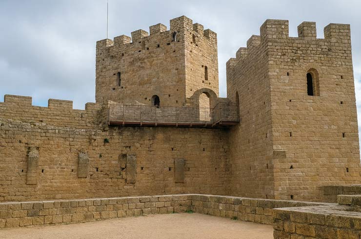 Murallas y torre del homenaje del Castillo de Loarre desde el interior