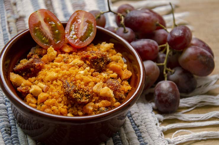 Plato de migas aragonesas con uvas, tradición culinaria en Loarre