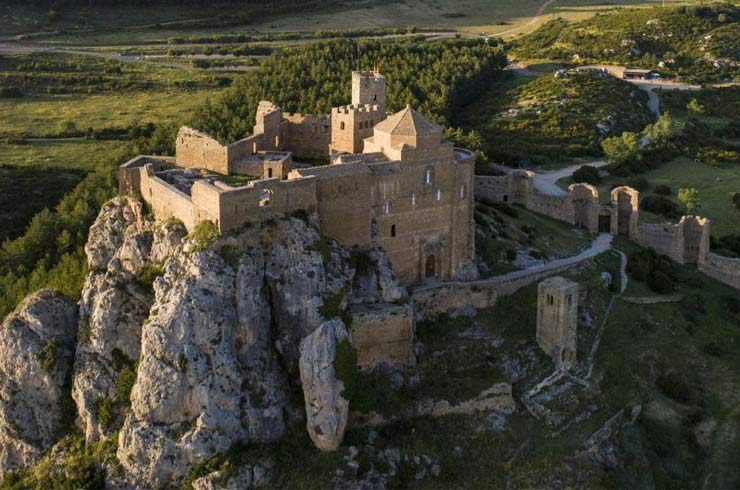 Vista aerea del Castillo de Loarre sobre la Hoya de Huesca